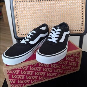 Vans Ward Sneaker 7.5 NEW IN BOX